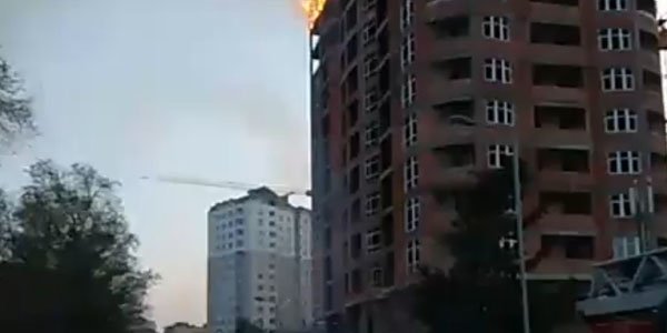 Bakıda yeni tikilən binada başlayan yanğın söndürülüb - YENİLƏNİB