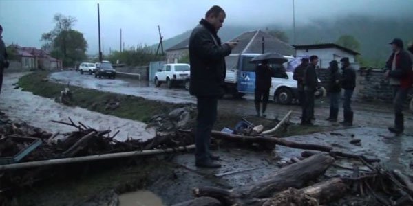 Zaqatalada leysan: evləri su basdı, bir maşını sel apardı, işıq kəsildi