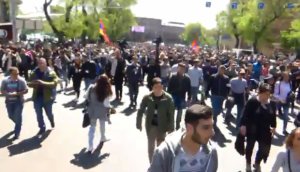 Yerevanda müxalifət polisin toqquşması davam edir: 22 nəfər yaralandı - VİDEO