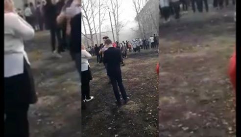 Yeniyetmə müəllimi bıçaqladı, məktəbə od vurdu
