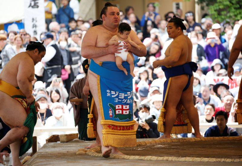 Minlərlə turistin axın etdiyi sumo festivalında FOTOLAR