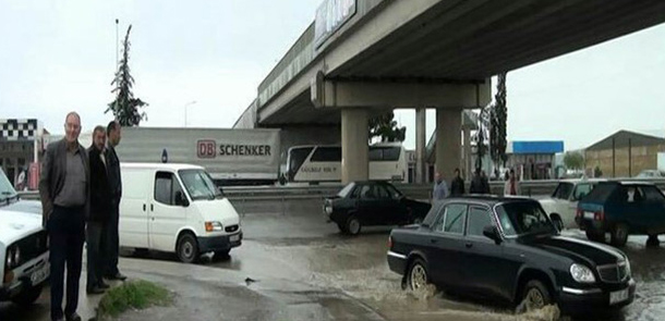 Goranboya yağan güclü yağış avtomobillərin hərəkətində problem yaradıb - FOTO