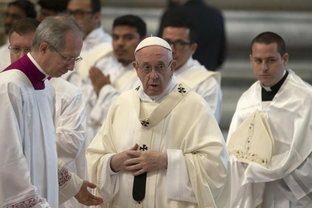 Roma papası yoxsullara dondurma payladı
