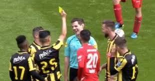 Futbolçu hakimə sarı kart göstərdi