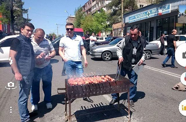 Ermənistanda fəallar İran və Gürcüstan yolunu bağladı