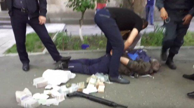 Ermənistanda polis polkovniki banka qumbara ilə hücum etdi - VİDEO