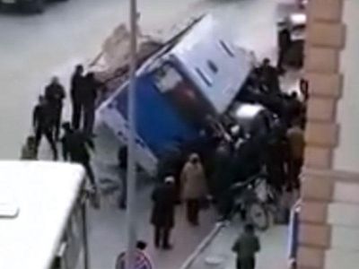 Sərnişin avtobusu qəzaya düşdü - Ölənlər və yaralananlar var