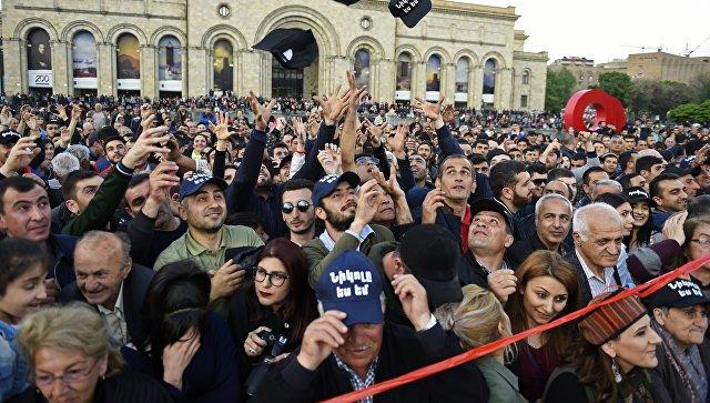 Yerevanda müxalifətin mitinqinə 10 min adam yığılıb