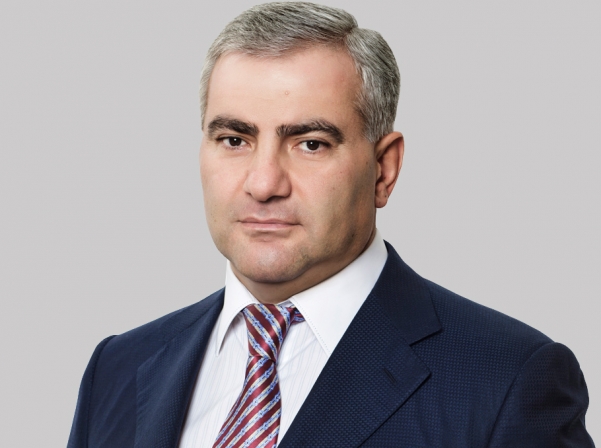 Karapetyan vəzifəsindən əl çəkdi