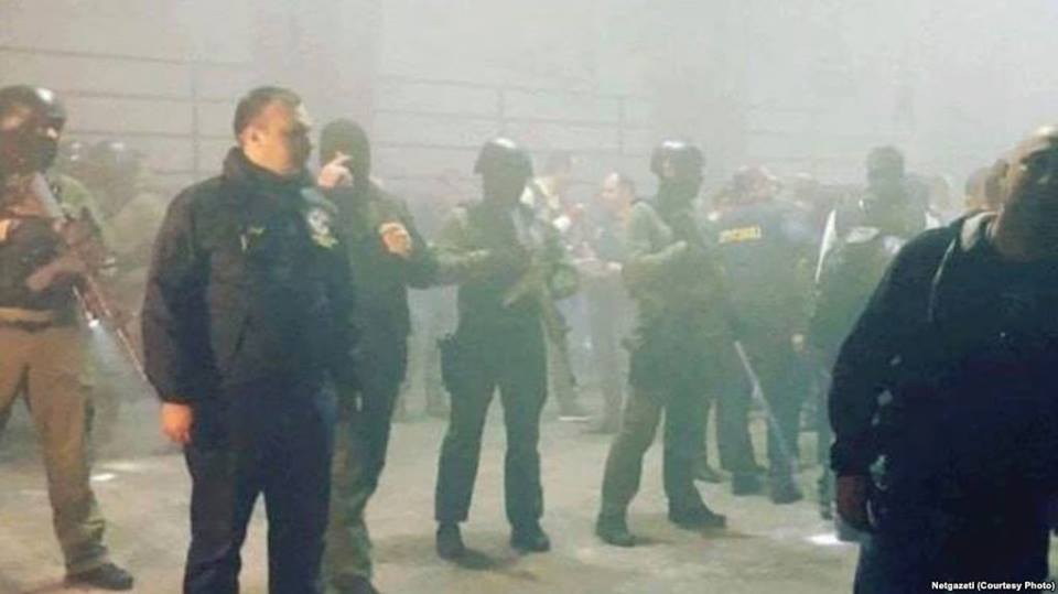 Klublarda gecə reydi polislə kütləvi qarşıdurmaya çevrildi - Həbslər var
