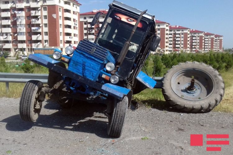 Bərdədə qatar traktoru vurdu: 3 nəfər xəsarət alıb
