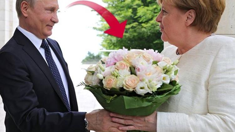 Putinin Merkelə gül buketi verməsi almanları özündən çıxardı - FOTO