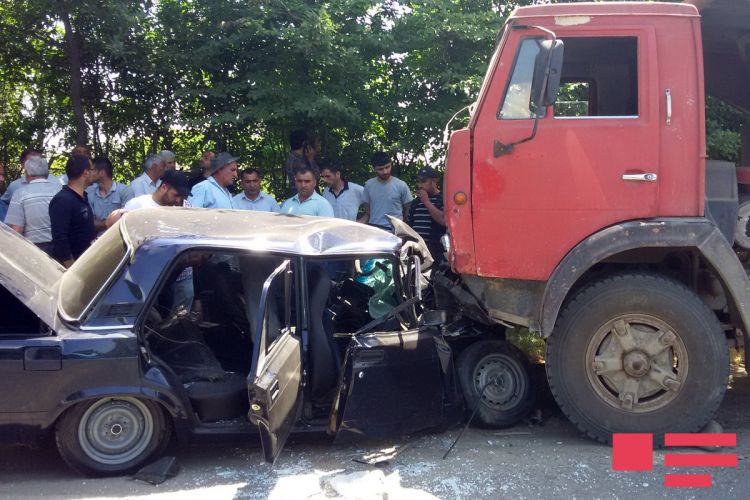 Lənkəranda minik və yük maşınları toqquşdu: Üç nəfər xəsarət aldı