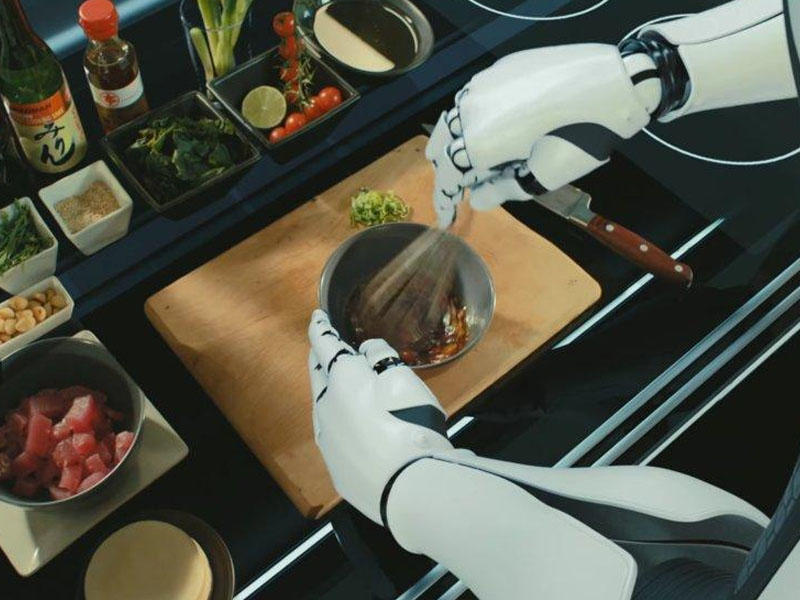 Robotların yemək bişirdiyi restoran