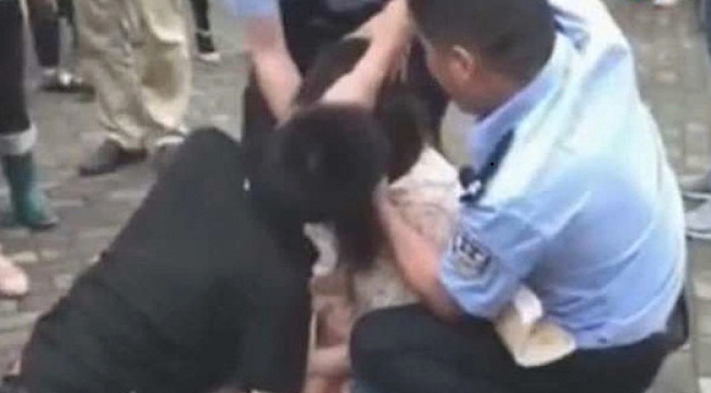 Ölümcül vida öpüşü: Sevgilisinin dilini dişləyən qadına polis bibər qazı sıxmalı oldu - VİDEO