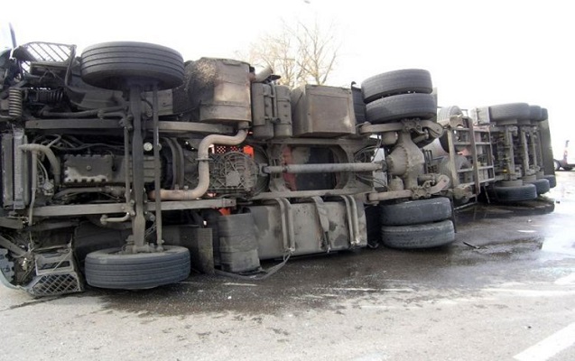 Göygöldə “KamAz” aşdı - Ölənlər var