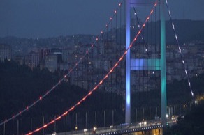 Məşhur asma körpüsü Azərbaycan bayrağının rəngləri ilə işıqlanıb - FOTO