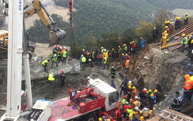 Türkiyədə körpü uçub, 5 işçi dağıntılar altında qalıb