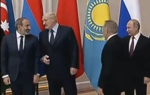 Lukaşenko Paşinyanı itələdi - VİDEO