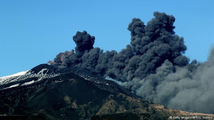 Etna vulkanı yenidən püskürdü, şəhərlər küllə örtüldü 