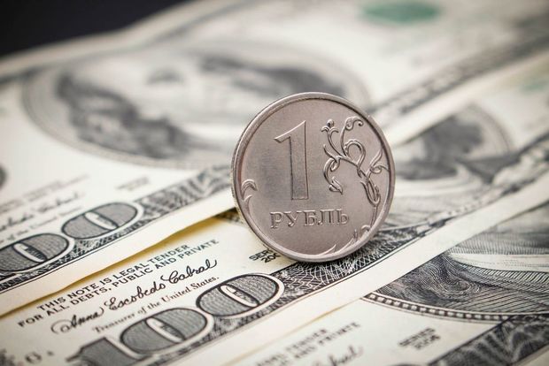 Rubl iki ilin minimumuna düşdü