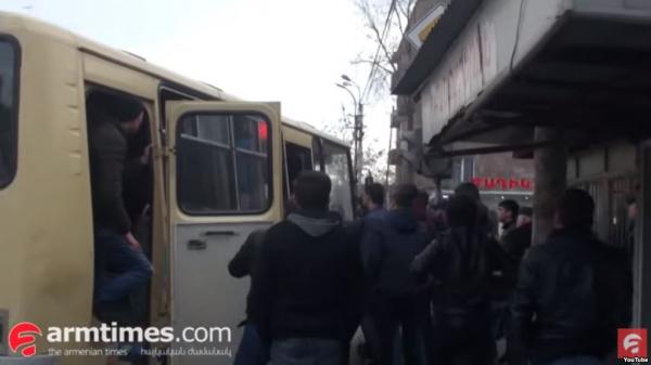Ermənistanda çağırışçıları daşıyan avtobusa hücum etdilər-VİDEO