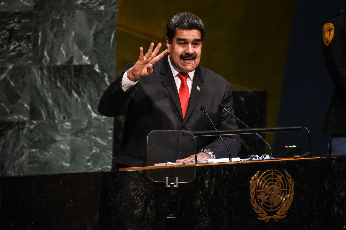 Maduro postunu tərk etməyəcəyini bildirdi