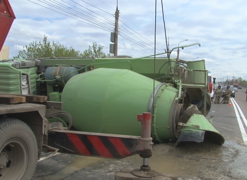 Bakıda betonqarışdıran maşın aşdı - Ölən var