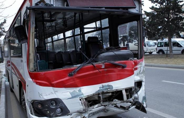 Bakıda TIR-la avtobus toqquşdu: 10 nəfər xəstəxanalıq oldu