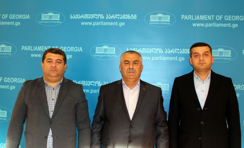 Gürcüstanın deputatları Qarabağ separatçısına büstün qoyulmasını qınadılar