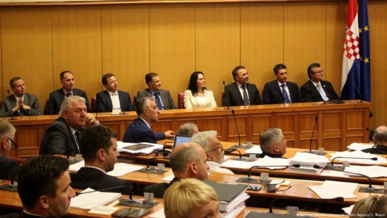 Bu ölkədə deputatlara şəxsi avtomobildən istifadə qadağan edilir