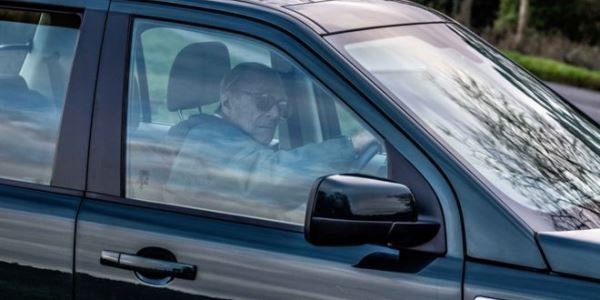 97 yaşlı şahzadə sürücülük vəsiqəsindən imtina etdi