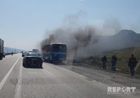 Bakıda sərnişin avtobusu yandı - FOTO - Yenilənib