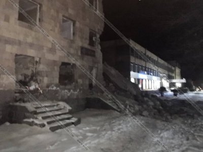Ermənistanda yataqxana binası uçdu - FOTO
