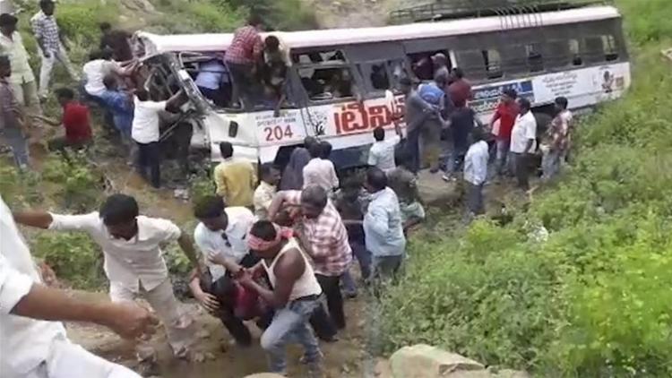 Hindistanda avtobus qəzası zamanı 8 nəfər ölüb