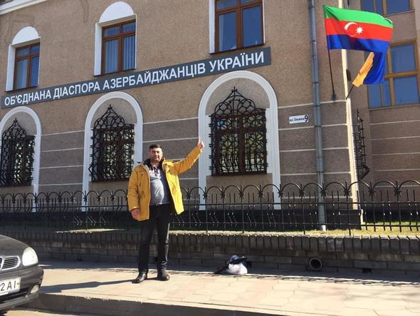 Azərbaycan bayrağı Ukraynada tərsinə asıldı -  AÇIQLAMA + FOTO