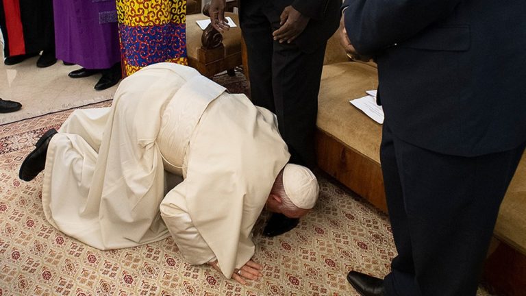 Roma papası onun ayaqlarından öpdü:“Qanlı davanı saxlayın” - VİDEO