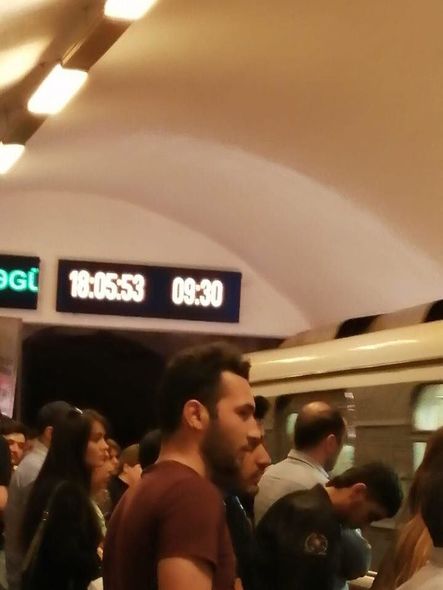 Bakı metrosunda problem: Sıxlıq yarandı - FOTO