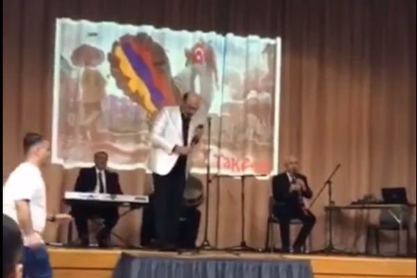 Eyyub Yaqubov Laçının işğal günü erməni bayrağı ilə konsert verib? - VİDEO