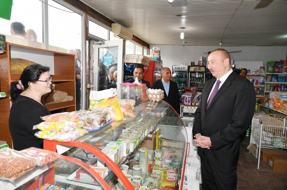 Prezident marketə girib, qiymətlərlə maraqlandı - FOTO