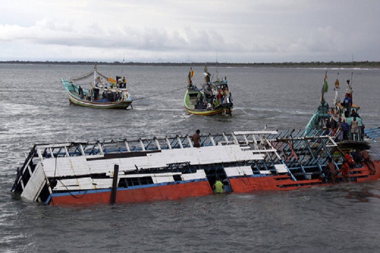 Gəmi batdı, 20 nəfər öldü
