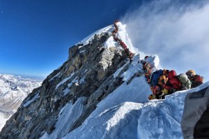 Everestə dırmananlar zirvədə tıxac yaratdı, onlarla alpinist öldü