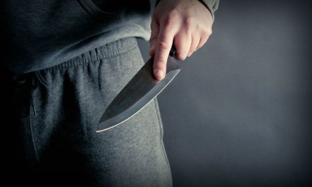 16 yaşlı yeniyetmə kişini bıçaqladı: Anasına “balam” deyib