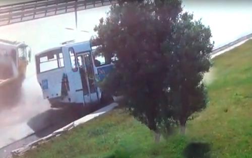 Evakuatorun sərnişin avtobusunu vurduğu anın görüntüsü - VİDEO