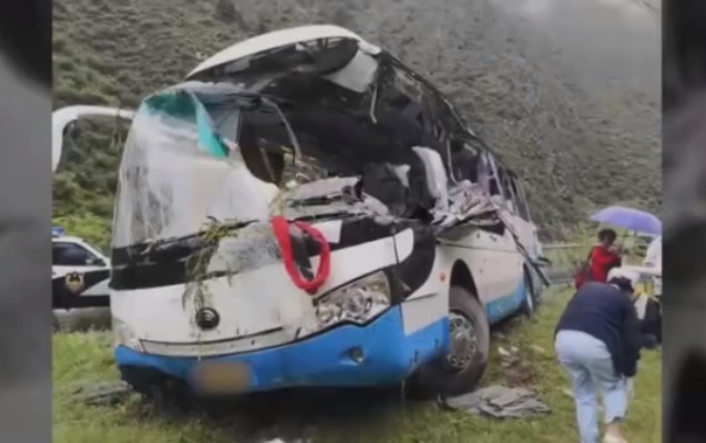 Çində qaya parçası avtobusu aşırdı, 8 ölü var - VİDEO