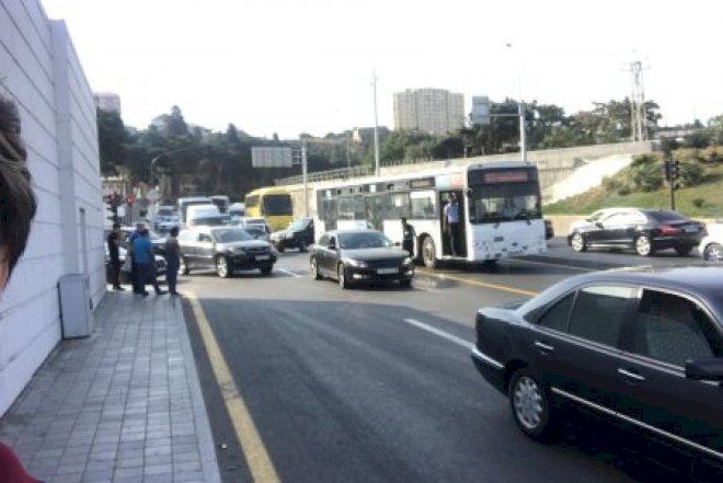Bakıda avtobus qəzası: Tıxac yarandı
