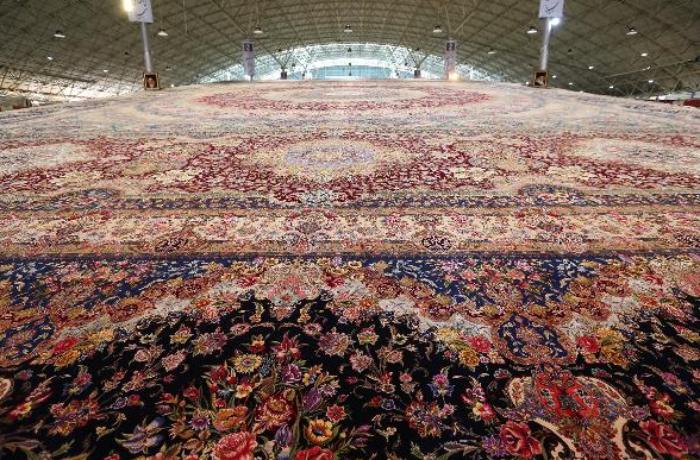 İran dünyanın ən böyük əllə toxunan xalçasını təqdim edib-600 kvadrat metr - FOTO
