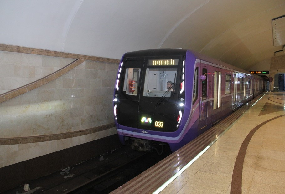 Bakı metrosu iki yeni qatar xəttə buraxdı - FOTO