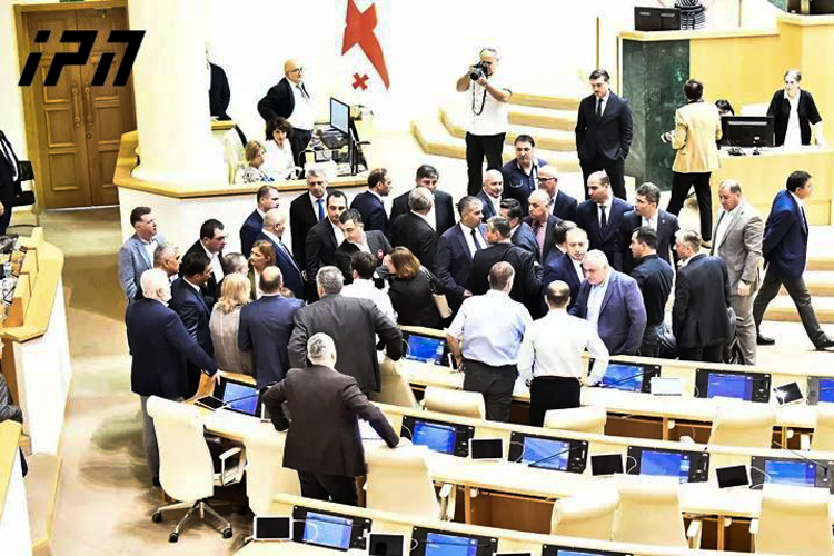 Gürcüstan parlamentinin payız sessiyası qalmaqalla başlayıb