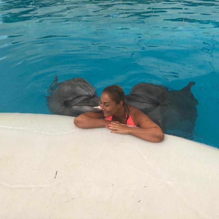 AzTV-nin aparıcısı bikinidə, delfinlərlə birgə — FOTO